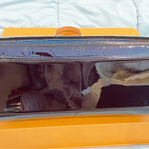 Louis Vuitton Vernis Brea GM Handbag! Was Retailed For $3050 + Tax! - Picture 6 of 16